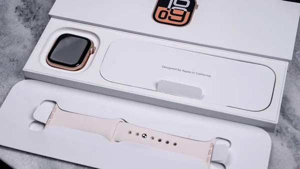 WIN Apple Watch SE 2 – Track Your Fitness in promotional image